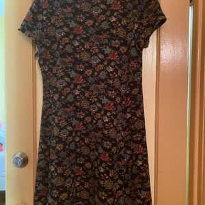 Short sleeve dress with floral design